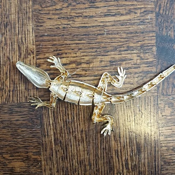 Unlabelled large gold tone articulated crocodile brooch w green eyes - Picture 3 of 4